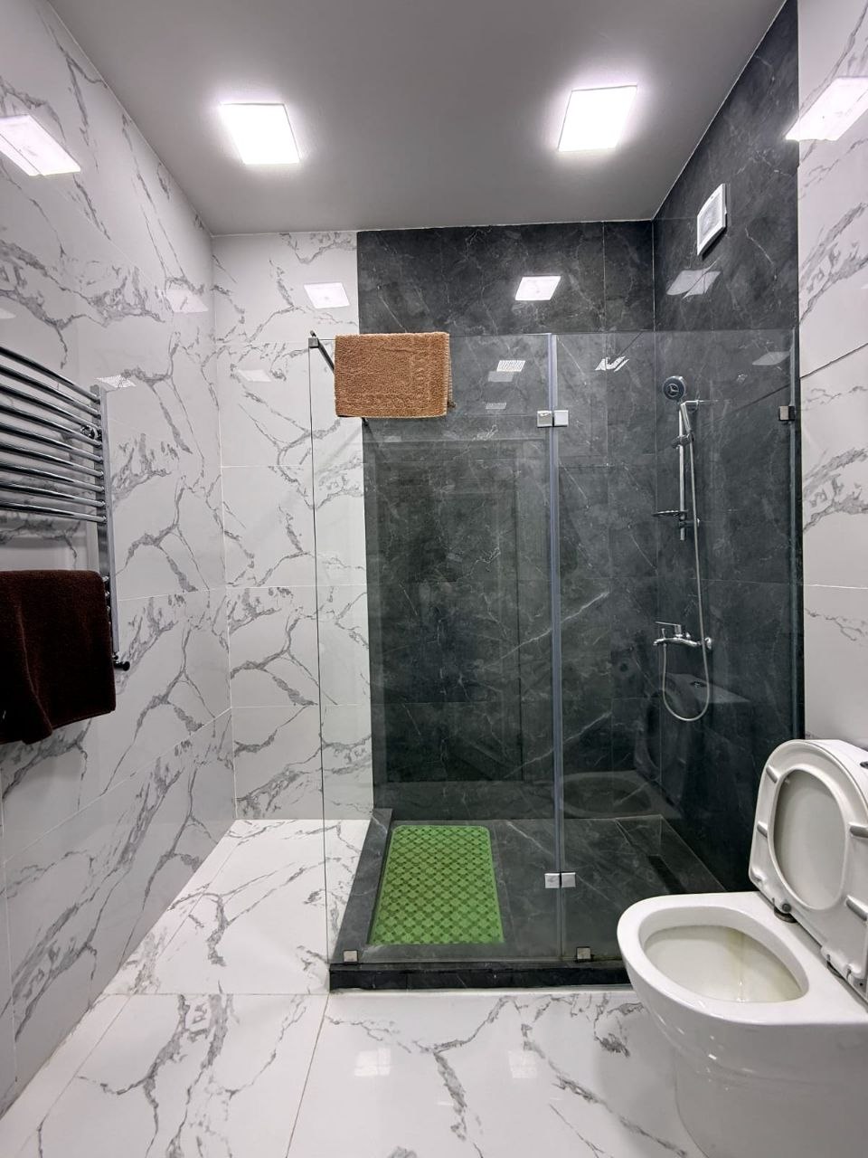 Hotel Kəpəz — Modernes Marmor-Badezimmer